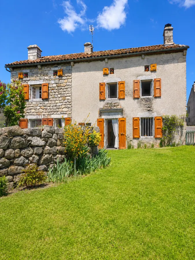 Façade en pierre côté jardin — maison à vendre à La Vialette