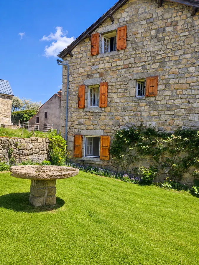 Maison en granit et espace extérieur — maison à vendre à La Vialette