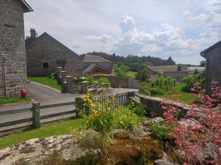 Jardin et vue sur le village — maison à vendre à La Vialette