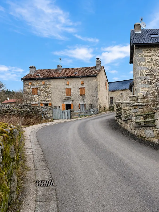 Vue depuis la rue du village — maison à vendre à La Vialette