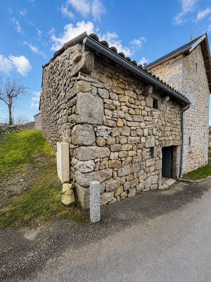 Annexe / ancienne étable-grange — maison à vendre à La Vialette