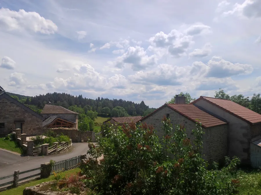Vue depuis une chambre du gîte — maison à vendre à La Vialette
