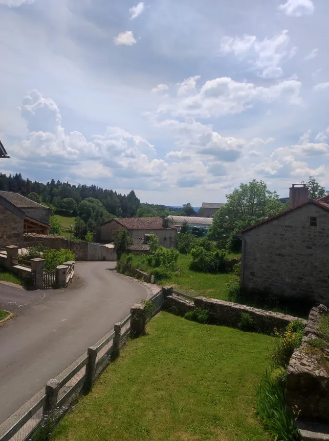Vue depuis l’étage de l’ancienne maison — maison à vendre à La Vialette