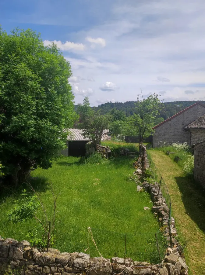 Vue côté route depuis l’ancienne maison — maison à vendre à La Vialette